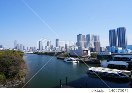 東京湾に停泊する観光船と築地大橋を望む湾岸のビル群 東京湾に停泊する観光船と築地大橋を望む湾岸のビル群 140973072