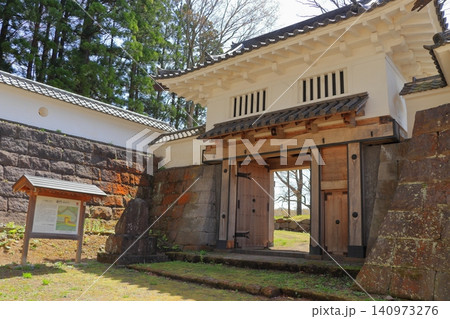 三戸城跡の綱御門と石垣|糠部神社へと続く国史跡の城門風景 青森県三戸町 三戸城跡の綱御門と石垣|糠部神社へと続く国史跡の城門風景 青森県三戸町 140973276