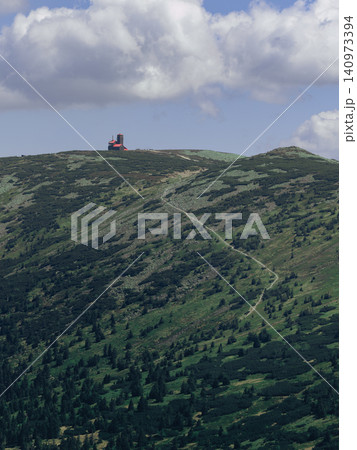 高い山の山頂に立っているかわいい建物 高い山の山頂に立っているかわいい建物 140973394