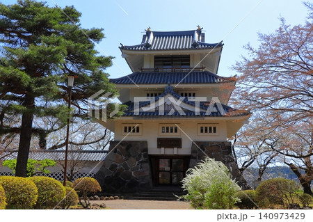 北国の春の城下町 国史跡・三戸城跡の天守と青空|桜と歴史の風景・観光 北国の春の城下町 国史跡・三戸城跡の天守と青空|桜と歴史の風景・観光 140973429
