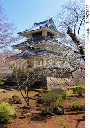 北国の春の城下町 国史跡・三戸城跡の天守と青空|桜と歴史の風景・観光 北国の春の城下町 国史跡・三戸城跡の天守と青空|桜と歴史の風景・観光 140973435