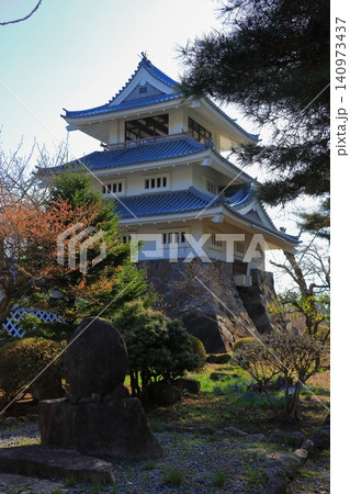 北国の春の城下町 国史跡・三戸城跡の天守と青空|桜と歴史の風景・観光 北国の春の城下町 国史跡・三戸城跡の天守と青空|桜と歴史の風景・観光 140973437