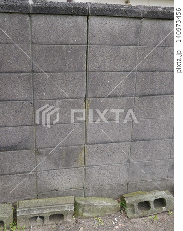 ブロック塀 割れC ブロック塀 割れC 140973456