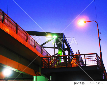 埼玉県蕨市の蕨駅近くの陸橋の夕暮れの風景 埼玉県蕨市の蕨駅近くの陸橋の夕暮れの風景 140973466
