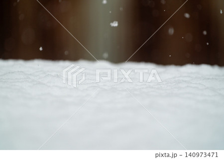 冬の降雪シーンで積雪の表面をクローズアップした雪景色の背景素材 冬の降雪シーンで積雪の表面をクローズアップした雪景色の背景素材 140973471