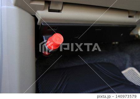 自動車の装備されている発煙筒 140973579