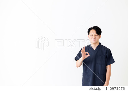 丸のポーズをする紺のスクラブを着たミドル男性医師 丸のポーズをする紺のスクラブを着たミドル男性医師 140973976
