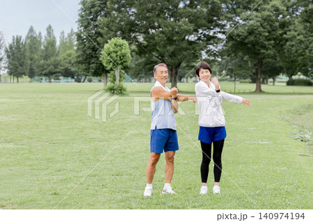 公園でストレッチをする笑顔のシニア夫婦 140974194