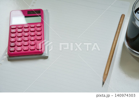 家計管理の計画立て(色付電卓,封筒,鉛筆,,ノート,コーヒー) 家計管理の計画立て(色付電卓,封筒,鉛筆,,ノート,コーヒー) 140974303