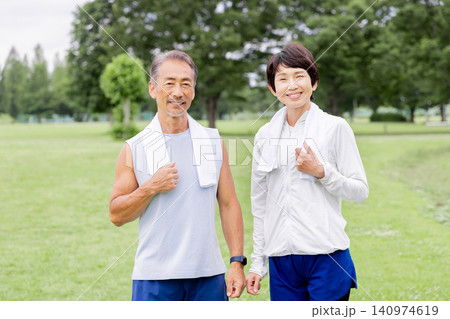 笑顔で健康づくりを楽しむアクティブシニア夫婦のポートレート 笑顔で健康づくりを楽しむアクティブシニア夫婦のポートレート 140974619