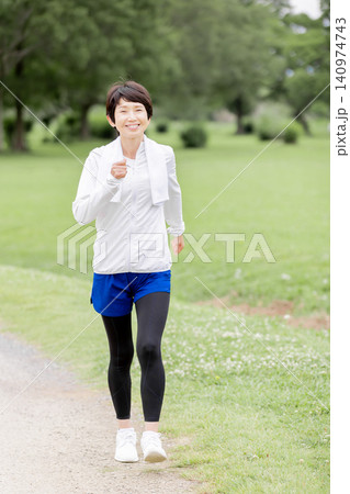 公園でウォーキングを楽しむ笑顔のアクティブシニア女性 公園でウォーキングを楽しむ笑顔のアクティブシニア女性 140974743