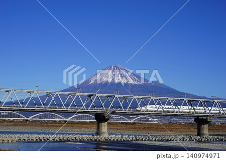 富士山を背景に富士川鉄橋を渡る新幹線 1月富士山2060新幹線と富士川鉄橋 富士山を背景に富士川鉄橋を渡る新幹線 1月富士山2060新幹線と富士川鉄橋 140974971