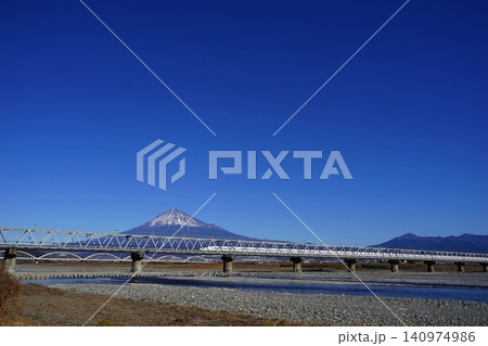 富士山と愛鷹山の山並みの前を走る新幹線と富士川鉄橋 1月富士山2072愛鷹山と新幹線富士川鉄橋 富士山と愛鷹山の山並みの前を走る新幹線と富士川鉄橋 1月富士山2072愛鷹山と新幹線富士川鉄橋 140974986