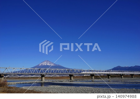 富士山と愛鷹山の山並みの前を走る新幹線と富士川鉄橋 1月富士山2073愛鷹山と新幹線富士川鉄橋 富士山と愛鷹山の山並みの前を走る新幹線と富士川鉄橋 1月富士山2073愛鷹山と新幹線富士川鉄橋 140974988