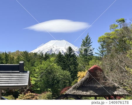 笠雲が浮かぶ新緑の富士山 初夏の青空風景 笠雲が浮かぶ新緑の富士山 初夏の青空風景 140976178