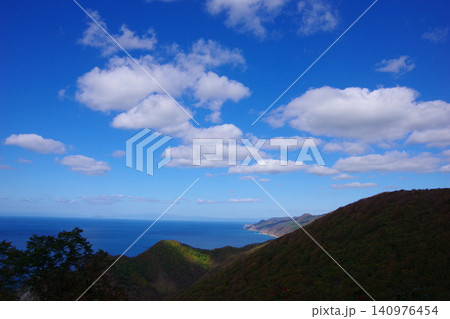 青森県佐井村 八柄間山から願掛岩、奥に北海道函館市方面を望む 青森県佐井村 八柄間山から願掛岩、奥に北海道函館市方面を望む 140976454