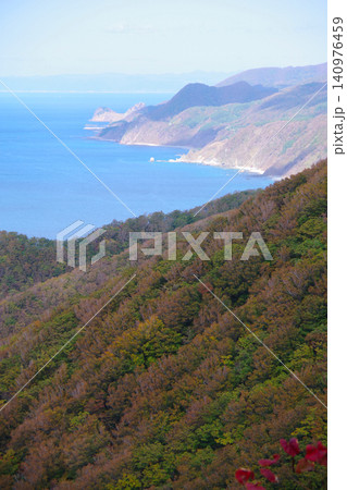 青森県佐井村 八柄間山から願掛岩、奥に北海道函館市方面を望む 青森県佐井村 八柄間山から願掛岩、奥に北海道函館市方面を望む 140976459