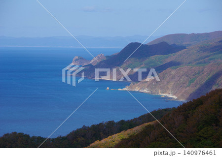青森県佐井村 八柄間山から願掛岩、奥に北海道函館市方面を望む 青森県佐井村 八柄間山から願掛岩、奥に北海道函館市方面を望む 140976461