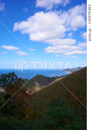 青森県佐井村　八柄間山から願掛岩、奥に北海道函館市方面を望む 140976465