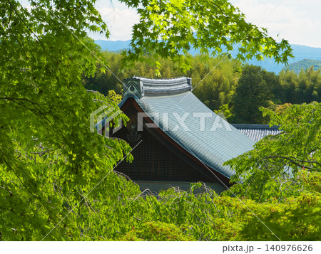 新緑に包まれた天龍寺の屋根 140976626