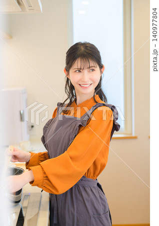 キッチンで料理をする日本人女性 140977804