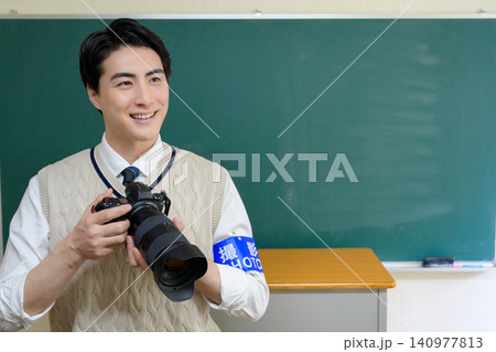 学校でカメラを持つ日本人男性カメラマン 学校でカメラを持つ日本人男性カメラマン 140977813