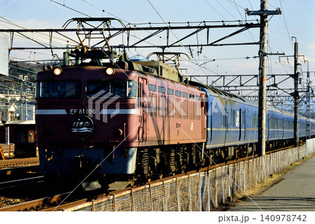 2007年 東海道線を走るEF81106ブルートレイン日本海4号 2007年 東海道線を走るEF81106ブルートレイン日本海4号 140978742