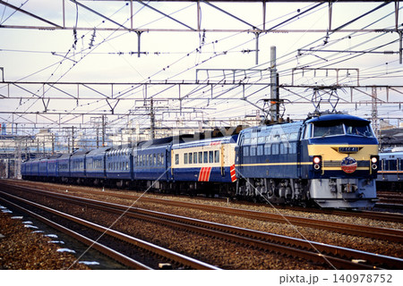 2007年 東海道線を走るEF6642ブルートレインなは・あかつき 2007年 東海道線を走るEF6642ブルートレインなは・あかつき 140978752