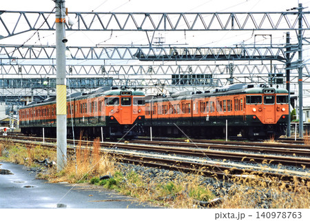 2007年 電留線で待機中の113系電車 2007年 電留線で待機中の113系電車 140978763