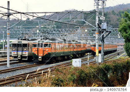 2007年 電留線で待機中の113系・115系電車 2007年 電留線で待機中の113系・115系電車 140978764