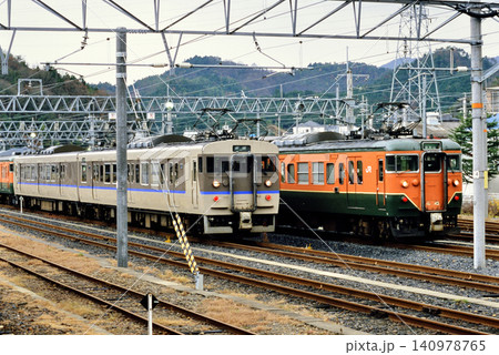2007年　電留線で待機中の113系・115系電車 140978765