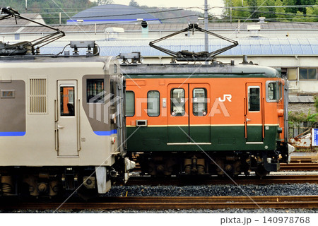2007年 電留線で待機中の113系・115系電車 2007年 電留線で待機中の113系・115系電車 140978768