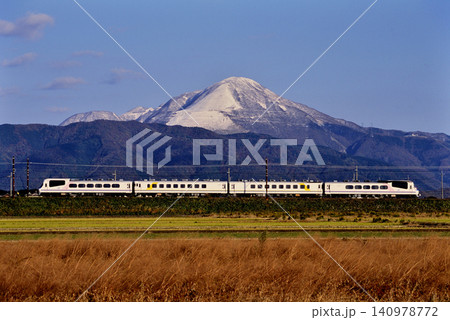 2007年　伊吹山をバックに走るキハ65系エーデル4両 140978772