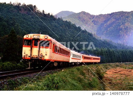 1997年 紀勢線を走るキハ58系普通列車4両 1997年 紀勢線を走るキハ58系普通列車4両 140978777