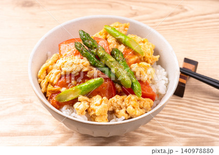 アスパラガスとトマトの卵炒め丼 140978880