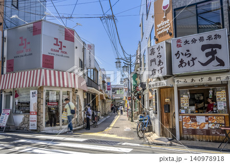 東京都世田谷区の都市風景 山下駅と豪徳寺駅周辺の商店街 140978918