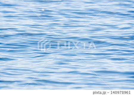 春の日差しにキラキラと煌めく海のクローズアップ66 春の日差しにキラキラと煌めく海のクローズアップ66 140978961
