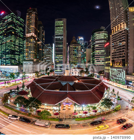 夜のシンガポール金融街に佇む、歴史的なホーカーセンター「ラオパサ」の俯瞰夜景 夜のシンガポール金融街に佇む、歴史的なホーカーセンター「ラオパサ」の俯瞰夜景 140978990