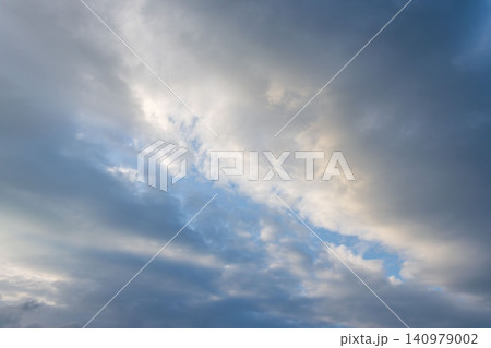 春の風景 雲が多い夕方の空02 春の風景 雲が多い夕方の空02 140979002