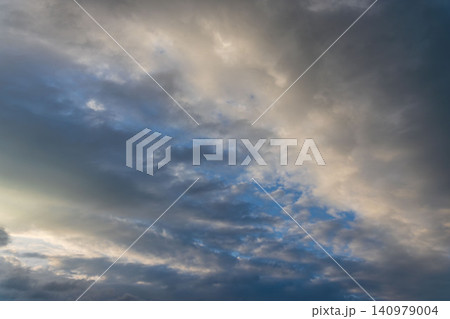 春の風景 雲が多い夕方の空04 春の風景 雲が多い夕方の空04 140979004