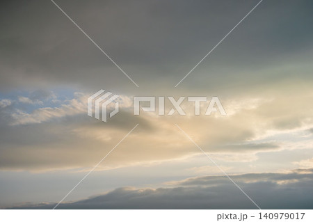 春の風景　雲の中から光を放つ夕日02 140979017