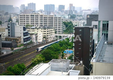 大森駅周辺の都市景観と線路を走るJR東日本の特急列車 俯瞰 140979139