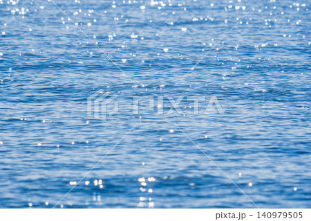 春の日差しにキラキラと煌めく海のクローズアップ33 春の日差しにキラキラと煌めく海のクローズアップ33 140979505