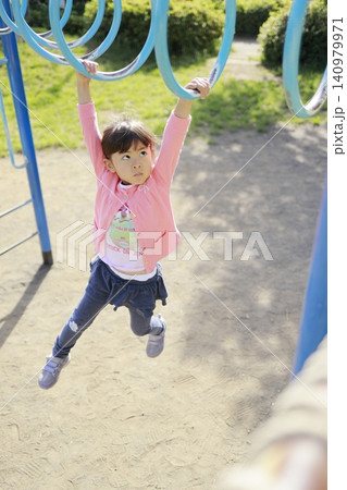 雲梯で遊ぶ幼児 (5歳児) 雲梯で遊ぶ幼児 (5歳児) 140979971