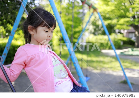 ブランコで立ちこぎをする幼児(5歳児) 140979985
