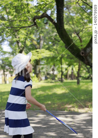 バドミントンをする幼児(5歳児) バドミントンをする幼児(5歳児) 140979989