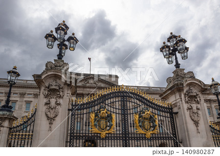 Ornate iron gates and royal crest at Buckingham Palace in London, United Kingdom 140980287