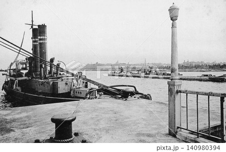 古写真　1927-1930年　横浜港の大さん橋から望む山下公園の遠望 140980394