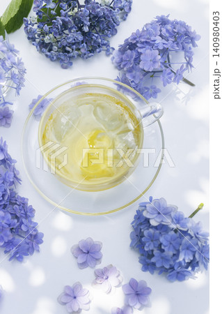 青い紫陽花とアイスハーブティー 爽やかな夏のティータイムイメージ 青い紫陽花とアイスハーブティー 爽やかな夏のティータイムイメージ 140980403