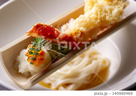 木製器に盛られた天ぷらと麺、季節の食材を使った和食の一皿 140980469